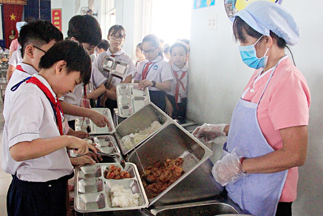Chất lượng bữa ăn học đường là vấn đề được phụ huynh và nhà trường quan tâm.