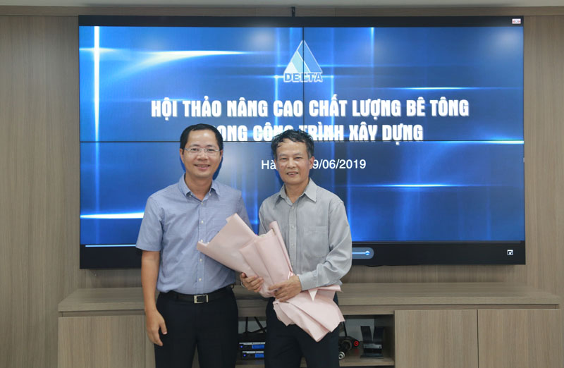 Phó tổng giám đốc DELTA Group Nguyễn Xuân Thu (bên trái) và Diễn giả khách mời TS. Nguyễn Hùng Minh Giám đốc Trung tâm phát triển Công nghệ và Vật liệu xây dựng - IBST