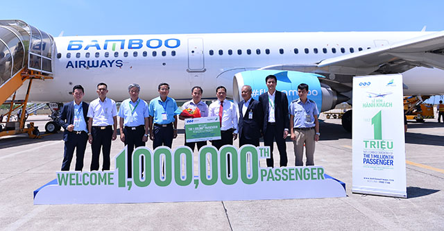Vị hành khách thứ 1 triệu của Hãng (chính giữa) chụp ảnh lưu niệm cùng Lãnh đạo tỉnh Bình Định, lãnh đạo Bamboo Airways