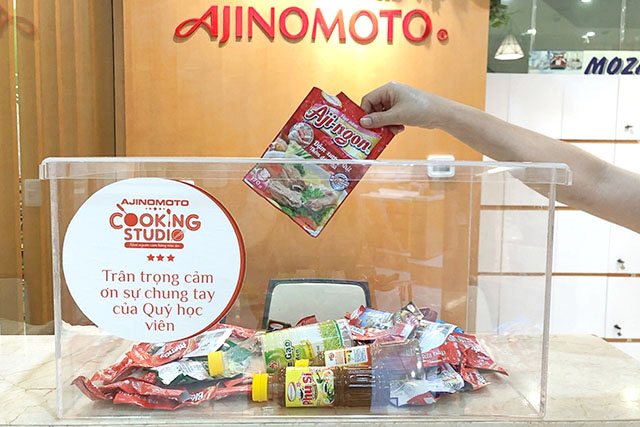 Ajinomoto Cooking Studio thu gom bao bì của sản phẩm của Công ty đã qua sử dụng phục vụ cho việc xử lý và tái chế