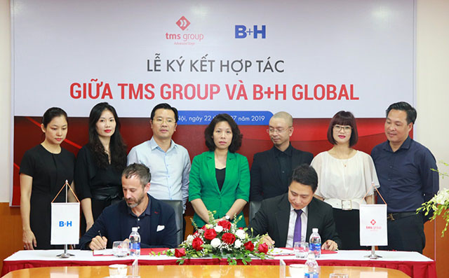 Ông Đoàn Thế Dũng, Tổng Giám đốc TMS Group (bên phải) ký kết hợp đồng hợp tác với đại diện B+H Global
