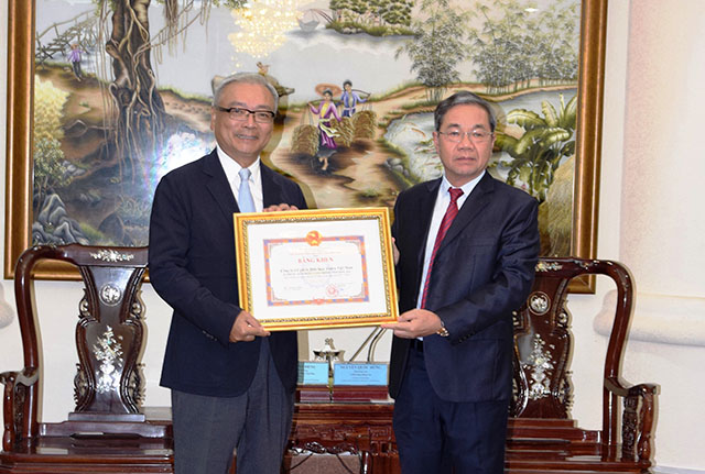  Đại diện UBND tỉnh Đồng Nai trao tặng Giấy khen ghi nhận tấm lòng vàng và những đóng góp thầm lặng của Công ty Vedan Việt Nam và Tổng Bệnh viện Vinh Dân trong công tác từ thiện và nhân đạo năm 2017-2018