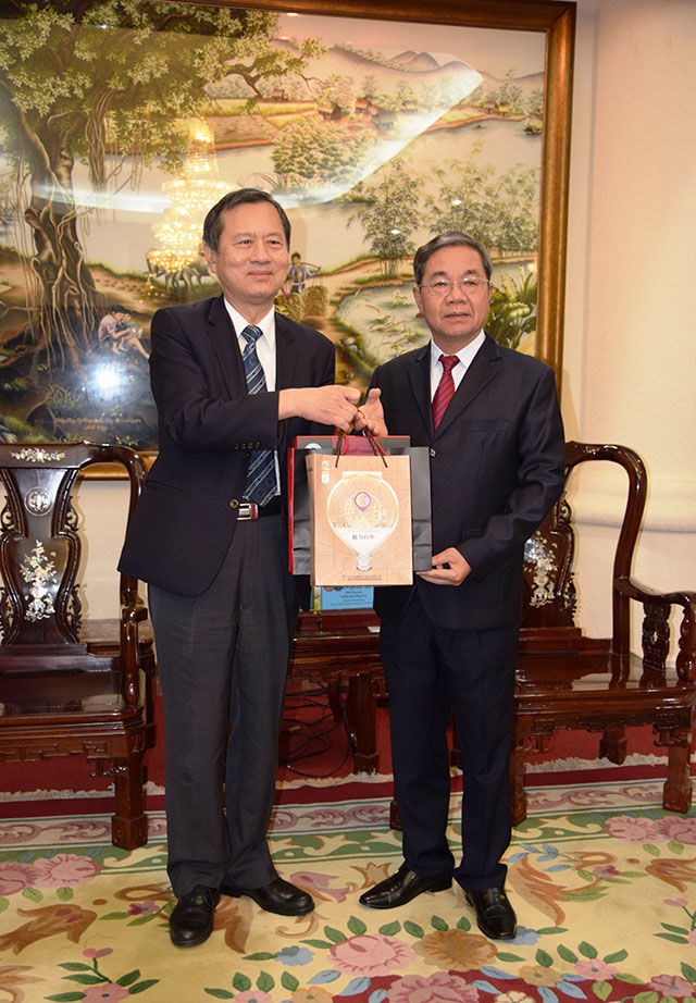 Viện trưởng Hsu Hui Heng gửi quà tặng lưu niệm đến UBND tỉnh Đồng Nai, đánh dấu năm thứ 8 kết hợp cùng UBND tỉnh Đồng Nai và Công ty Vedan Việt Nam tổ chức thành công chương trình khám bệnh và phát thuốc miễn phí “Chung tay vì sức khỏe cộng đồng”