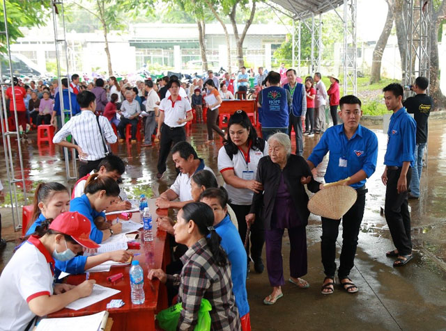 Bên cạnh việc thăm khám, phát thuốc cho hàng ngàn người dân, công ty Vedan hỗ trợ chuyển lên bệnh viện tuyến trên, chuyển đi cấp cứu đối với những trường hợp bệnh nặng hoặc cần theo dõi điều trị. Với những hoàn cảnh đặc biệt khó khăn, Vedan Việt Nam còn hỗ trợ mua bảo hiểm y tế để giảm gánh nặng cho bà con