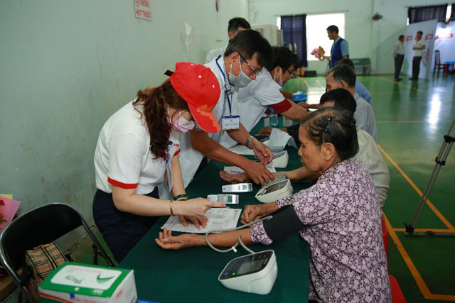  “Chúng tôi chờ đợi chương trình này đã lâu. Hôm nay, tôi được các bác sĩ khám và tư vấn rất tận tình, được hỗ trợ thuốc miễn phí, lại được nhận quà từ công ty Vedan. Mong rằng hằng năm công ty Vedan Việt Nam và các y bác sĩ sẽ tổ chức chương trình để bà con được hưởng dịch vụ y tế tốt như thế này”, bà Nguyễn Thị Quỳnh, người dân xã Suối Nho, huyện Định Quán tham gia chương trình chia sẻ