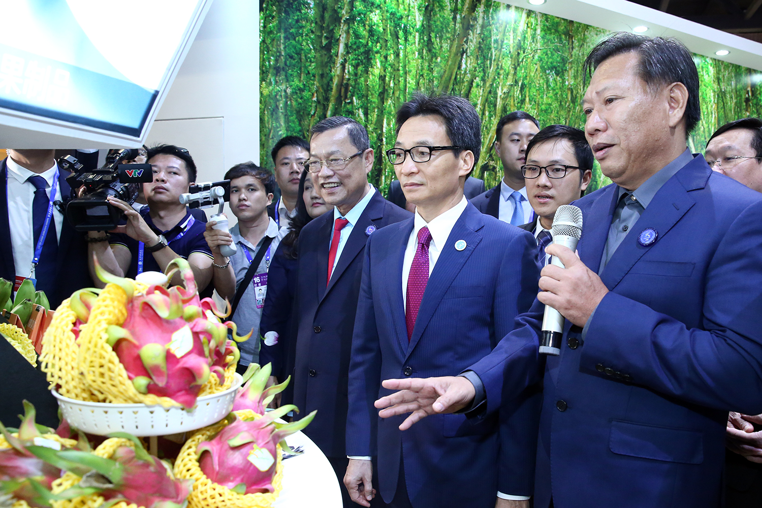 Phó Thủ tướng Vũ Đức Đam thăm một gian hàng Việt Nam tại Hội chợ. Ảnh: VGP/Đình Nam