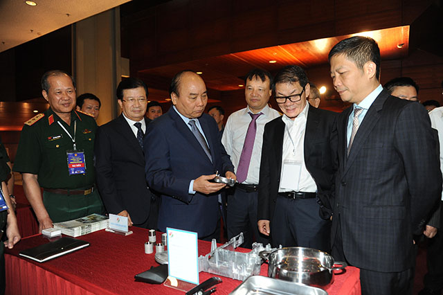 Thủ tướng Nguyễn Xuân Phúc, Phó Thủ tướng Trịnh Đình Dũng tìm hiểu một số sản phẩm cơ khi trưng bày bên lề Hội nghị