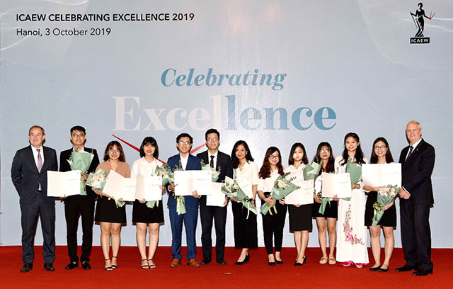 Giám đốc ICAEW khu vực Đông Nam Á và Trung Quốc (ngoài cùng bên phải) trao chứng chỉ quốc tế CFAB cho các học viên tại Hà Nội