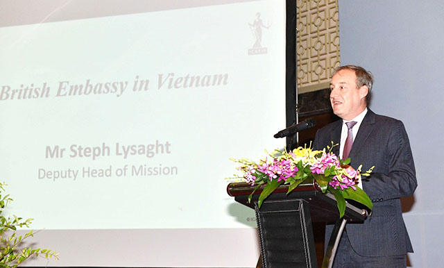 Ông Stephen Lysaght, Phó Đại Sứ Anh tại Việt Nam phát biểu tại buổi lễ