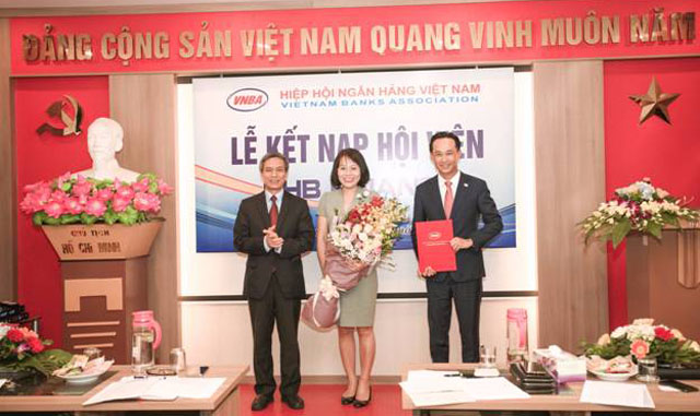 Bà Hoàng Thị Mai Thảo, Chủ tịch HĐTV SHB Finance và ông Đinh Quang Huy, Tổng giám đốc SHBFinance (bên phải), nhận quyết định kết nạp hội viên