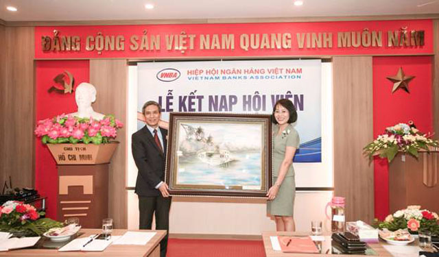 Bà Nguyễn Hoàng Mai Thảo, Chủ tịch HĐTV SHB Finance tặng quà kỷ niệm cho Hiệp hội ngân hàng Việt Nam