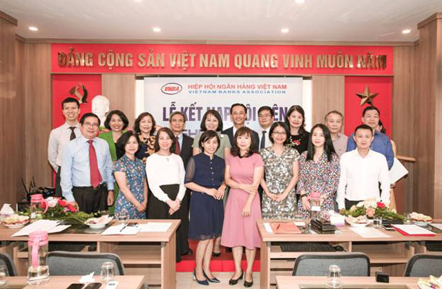 Cán bộ lãnh đạo SHBFinance chụp ảnh lưu niệm cùng Lãnh đạo Hiệp hội ngân hàng Việt Nam