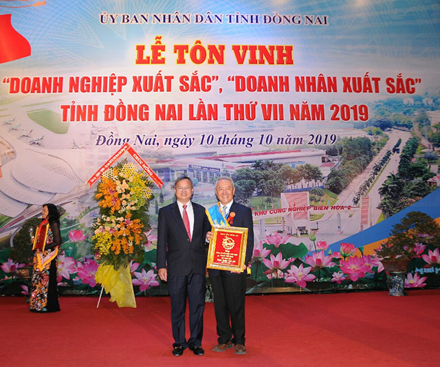 Ông Hsieh Jau Hwang, Trưởng sách lược Vedan Việt Nam (bên phải ) nhận bằng khen Doanh nghiệp xuất sắc tỉnh Đồng Nai năm 2019