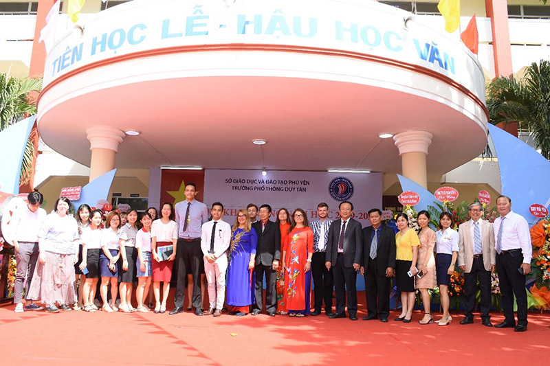 TS. Huỳnh Bá Lân chụp ảnh lưu niệm với đội ngũ giáo viên Trường Phổ thông Duy Tân tại Lễ Khai giảng năm học mới 2019 - 2020