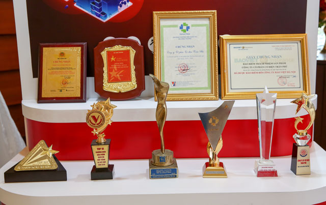 Một số giải thưởng của Trần Phú trưng bày tại hội nghị khách hàng Hải Phòng