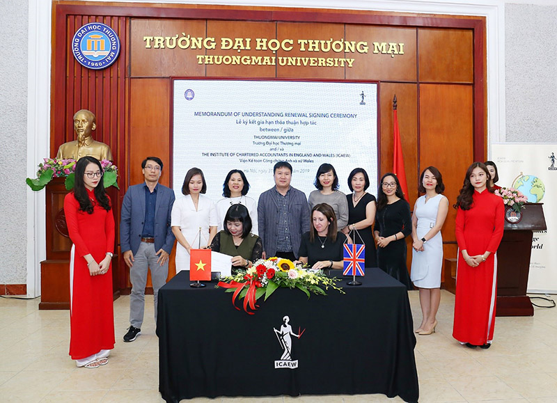Bà Sharon Spice, Giám đốc tuyển sinh toàn cầu ICAEW và PGS Nguyễn Thị Bích Loan, Phó Hiệu trưởng trường Đại học Thương Mại ký kết biên bản hợp tác 