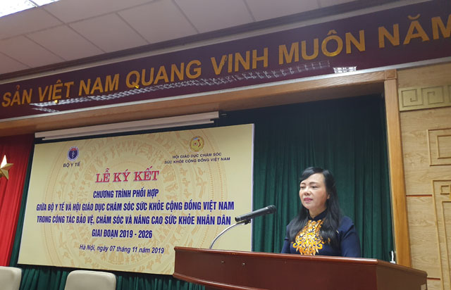 PGS.TS.Nguyễn Thị Kim Tiến, Bộ trưởng Bộ Y tế, Trưởng Ban Bảo vệ Chăm sóc sức khỏe cán bộ Trung ương phát biểu tại Lễ ký kết