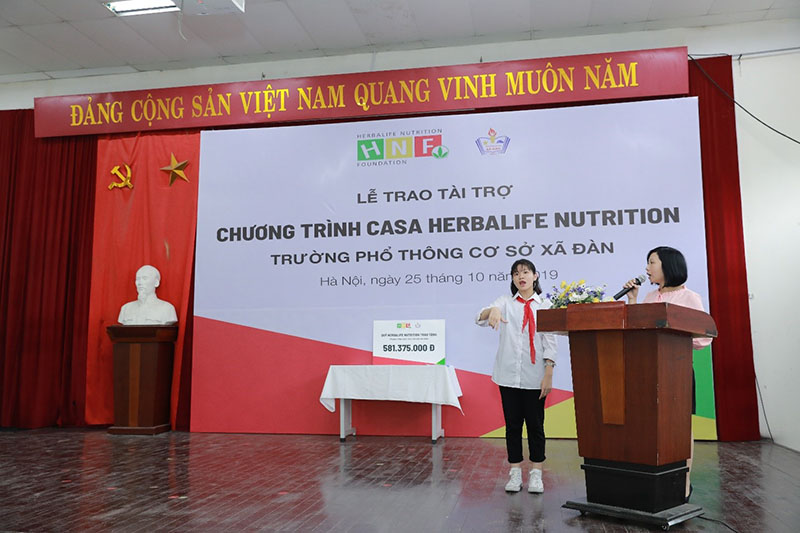 Một học sinh khiếm thính đại diện bày tỏ cảm xúc và gửi lời cảm ơn đến công ty Herbalife Nutrition Việt Nam