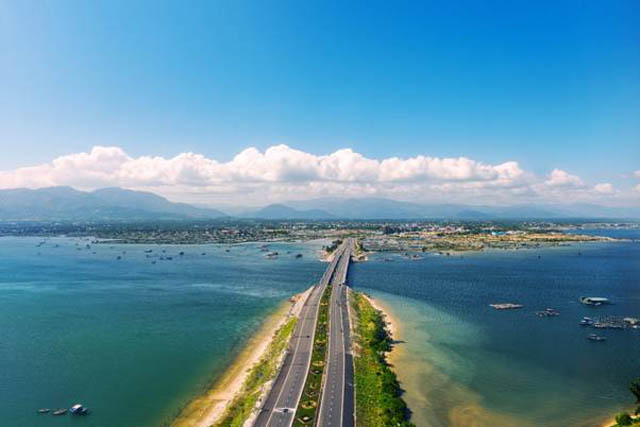 Đại lộ Nguyễn Tất Thành nối liền Cam Ranh và Nha Trang, thúc đẩy thị trường bất động sản nghỉ dưỡng ven biển Bãi Dài phát triển mạnh mẽ