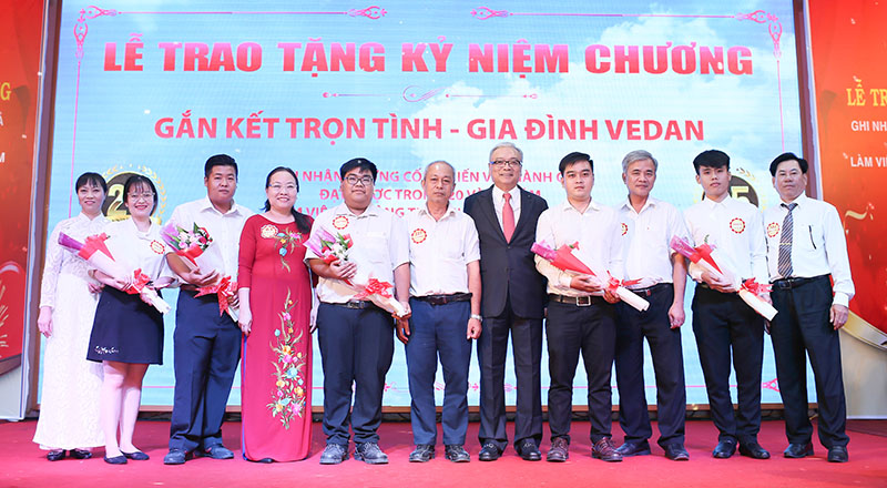 Tổng Giám đốc Vedan Việt Nam trao hoa và chúc mừng các gia đình có 2 thế hệ làm việc tại công ty. Tính đến hết năm 2019, có trên 30 gia đình có 2 thế hệ làm việc tại công ty Vedan Việt Nam