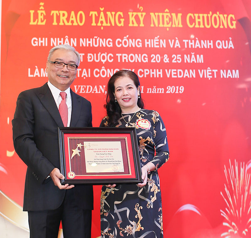 Chị Nguyễn Bích Vân, Phòng Quản lý kho nhận kỷ niệm chương 25 năm có logo Vedan bằng vàng từ Tổng Giám đốc