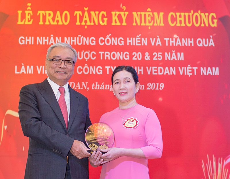 Chị Lê Thị Hồng Phúc, Xưởng Nhiệt điện nhận kỷ niệm chương 20 năm từ Tổng Giám đốc