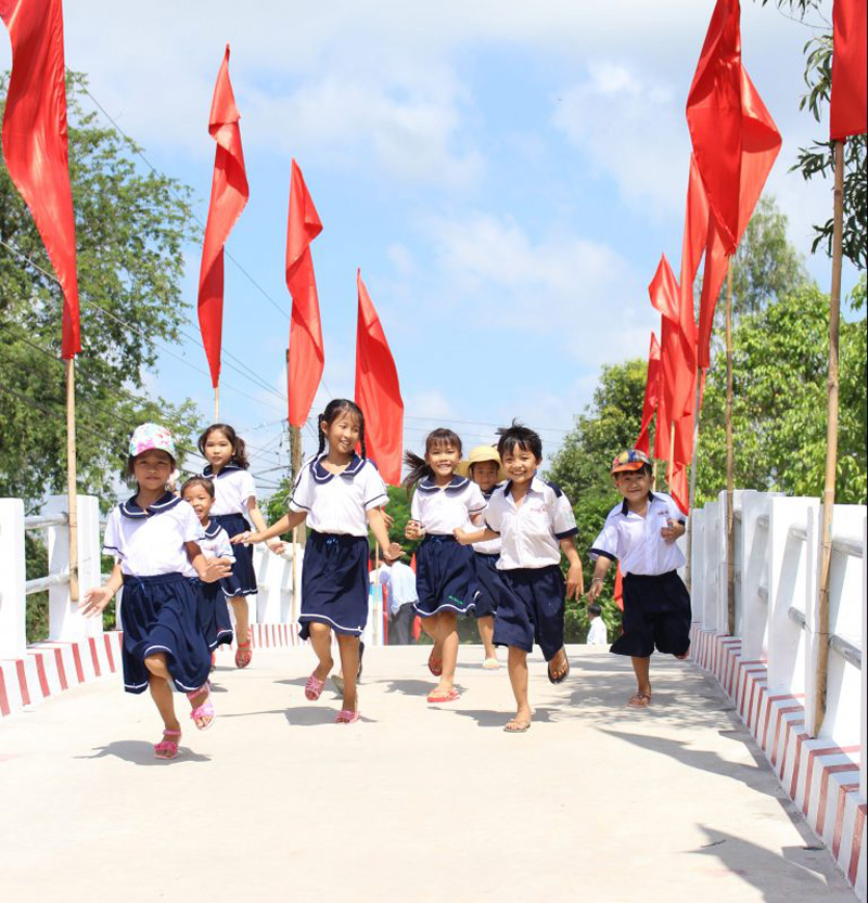 Niềm vui của các em học sinh khi có chiếc cầu mới do SASCO tài trợ xây dựng