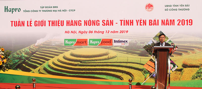 Ông Nguyễn Tiến Vượng,  Phó Tổng Giám đốc Hapro cam kết hỗ trợ tối đa để Yên Bái tiêu thụ các mặt hàng nông sản tại hệ thống siêu thị Hapromart, Intimex Hà Nội