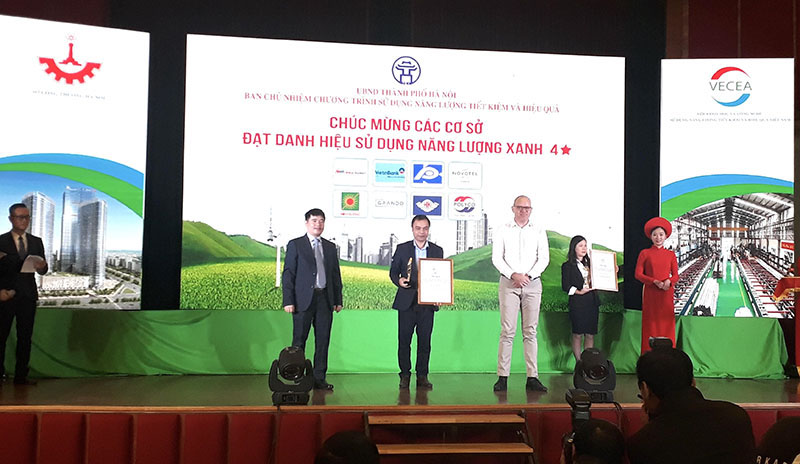 Đại diện công ty MM Mega Market Việt Nam (giữa) nhận danh hiệu Năng lượng xanh từ Ban tổ chức