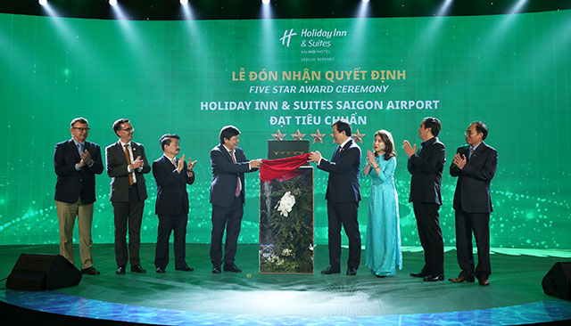 Ông Nguyễn Trùng Khánh, Tổng cục trưởng Tổng cục du lịch trao chứng nhận 5 sao cho Holiday Inn & Suites Saigon Airport