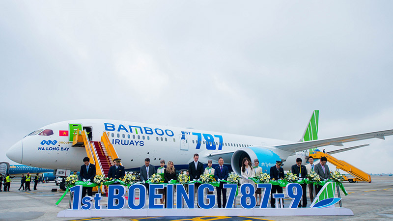 Đại diện Bamboo Airways, Boeing cắt băng chào mừng Bamboo Airways trở thành Hãng hàng không tư nhân đầu tiên tại Việt Nam khai thác máy bay thân rộng