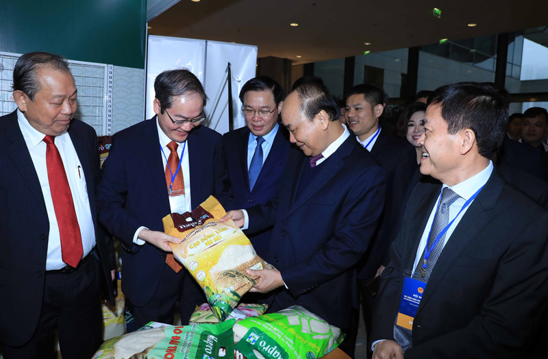 Thủ tướng Nguyễn Xuân Phúc, các Phó thủ tướng và đoàn lãnh đạo cấp cao  thăm gian hàng của Hapro tại Hội nghị Thủ tướng Chính phủ với doanh nghiệp năm 2019