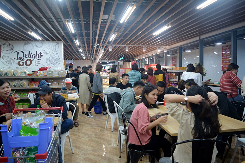 Khu vực ăn uống của siêu thị MM Super Market Thanh Xuân sôi động ngay trong ngày khai trương