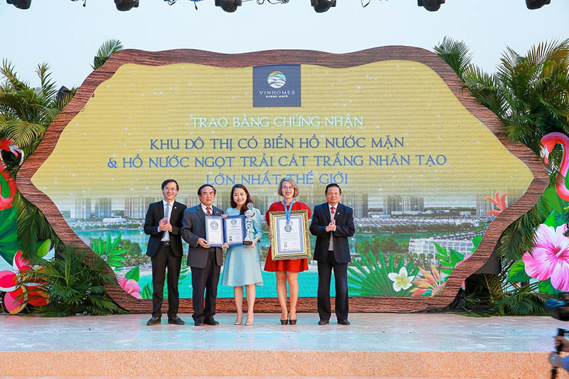 Đại diện Tổ chức Kỷ lục thế giới trao các Kỷ lục cho Dự án Thành phố biển hồ Vinhomes Ocean Park