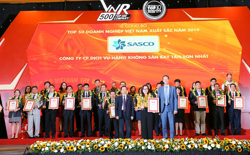 Bà Nguyễn Minh Ngọc, Phó Tổng Giám đốc SASCO nhận chứng nhận Top 50 doanh nghiệp xuất sắc nhất Việt Nam 2019