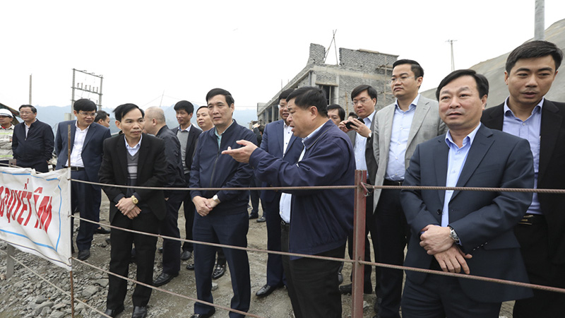 Bộ trưởng Nguyễn Chí Dũng thị sát công trường xây dựng Hồ thủy lợi Ngòi Giành