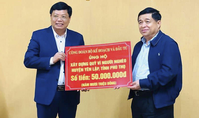 Bộ trưởng Nguyễn Chí Dũng đã trao tặng Quỹ vì người nghèo huyện Yên Lập 50 triệu đồng