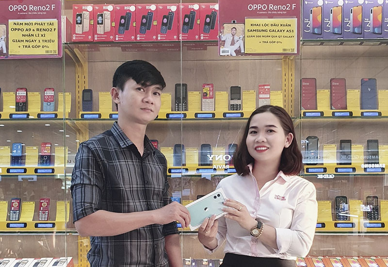 2 trong số 7 khách hàng may mắn nhất trong chương trình nhận thưởng chiếc iPhone 11 từ Home Credit Việt Nam