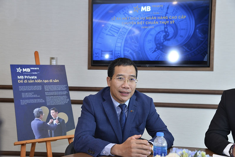 Ông Lưu Trung Thái, Phó Chủ tịch HĐQT kiêm Tổng Giám đốc MB trao đổi cùng các khách mời về dịch vụ cao cấp mới – MB Private
