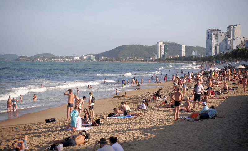 Bãi biển Nha Trang vẫn tràn ngập khách Nga đến du lịch