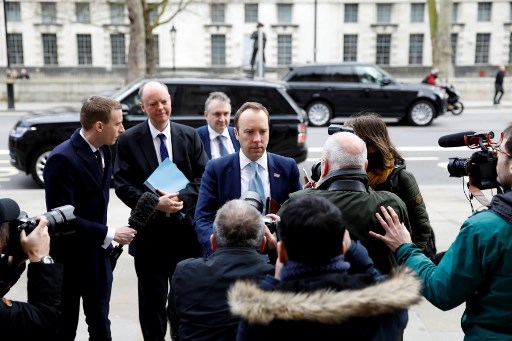 Bộ trưởng Y tế Anh Matt Hancock (giữa) có mặt tại Văn phòng Nội các Anh ở London ngày 9/3/2020 trước thời điểm diễn ra cuộc họp khẩn khấp của Nội các Anh về tình hình dịch Covid-19 tại Anh