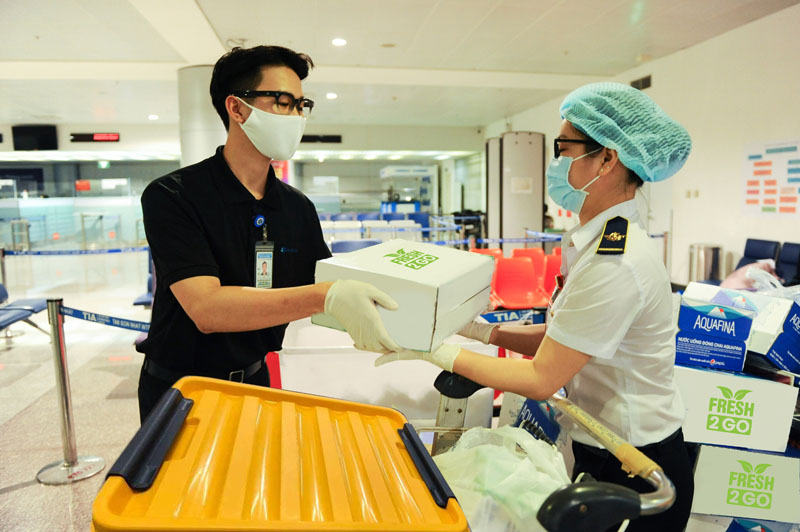 Nhân viên SASCO ISC vận chuyển suất ăn đến tận nơi cán bộ y tế làm việc tại sân bay Tân Sơn Nhất