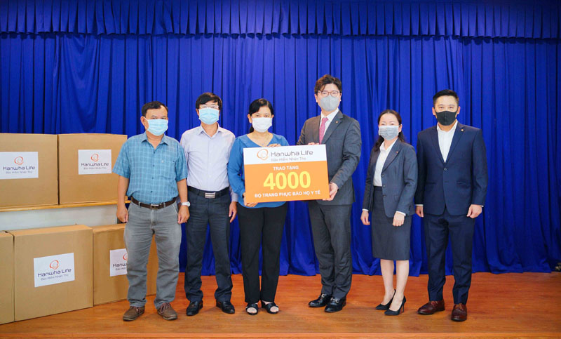 Ông Im Dong Jun, Tân Tổng giám đốc kiêm Chủ tịch Hội đồng thành viên Hanwha Life Việt Nam cùng thành viên ban lãnh đạo công ty trao tài trợ 4.000 bộ trang phục bảo hộ y tế cho đại diện Sở Y tế TP.HCM