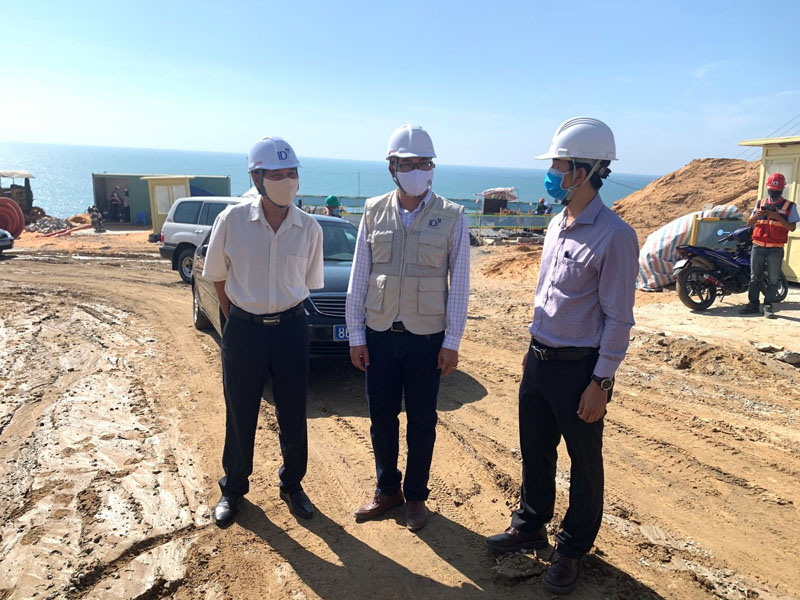 Phó Chủ tịch UBND tỉnh Bình Thuận kiểm tra thực địa tiến độ xây dựng công trình Khu du lịch nghỉ dưỡng Apec Mandala Wyndham Mũi Né