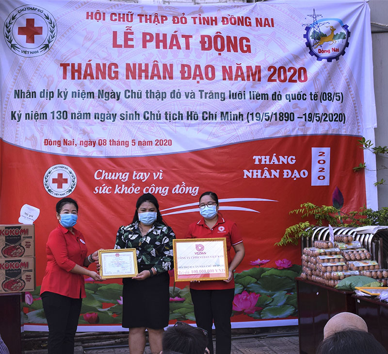 Bà Nguyễn Thu Thủy - đại diện Vedan nhận ghi nhận tấm lòng vàng nhân đạo từ Hội Chữ thập đỏ