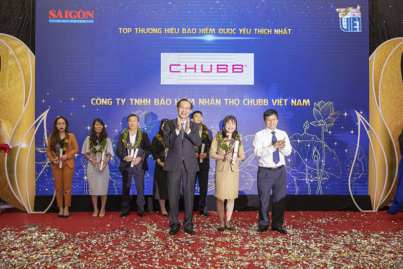 Phó Tổng Giám đốc Chubb Life Việt Nam – bà Dương Thúy Hồng nhận giải thưởng từ Ban tổ chức