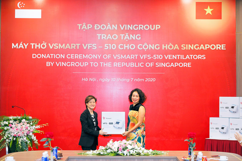Phó Chủ tịch Tập đoàn Vingroup Lê Thị Thu Thủy trao tặng 200 máy thở cho bà Catherine Wong, Đại sứ Singapore tại Việt Nam