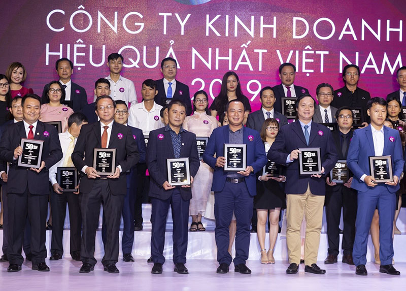 Ông Đoàn Văn Hiểu Em (hàng đầu, vị trí thứ 2, từ phải sang), CEO Thế Giới Di Động nhận giải thưởng Top 50 công ty kinh doanh hiệu quả nhất Việt Nam 2019