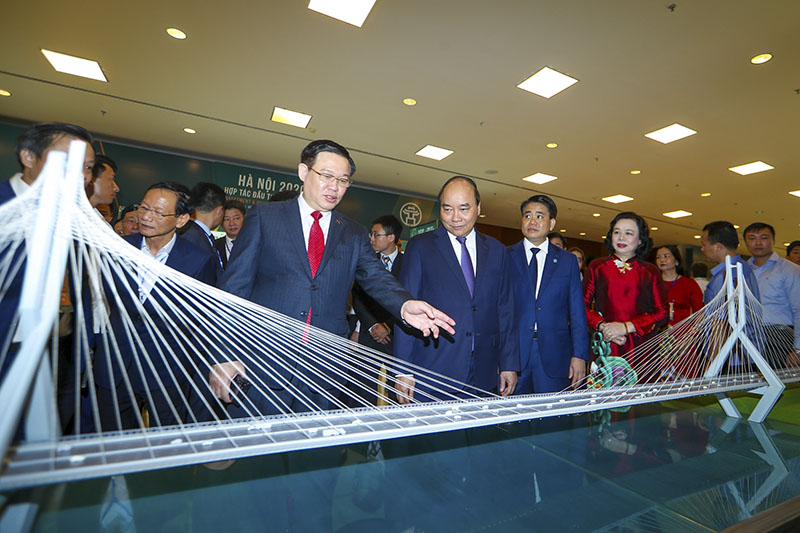 Thủ tướng tham quan mô hình cầu Tứ Liên tại Hội nghị xúc tiến đầu tư Hà Nội vừa qua