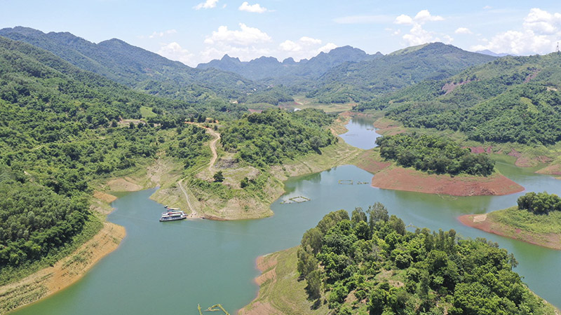 Hồ Hòa Bình là hồ chứa nước nhân tạo lớn nhất Việt Nam